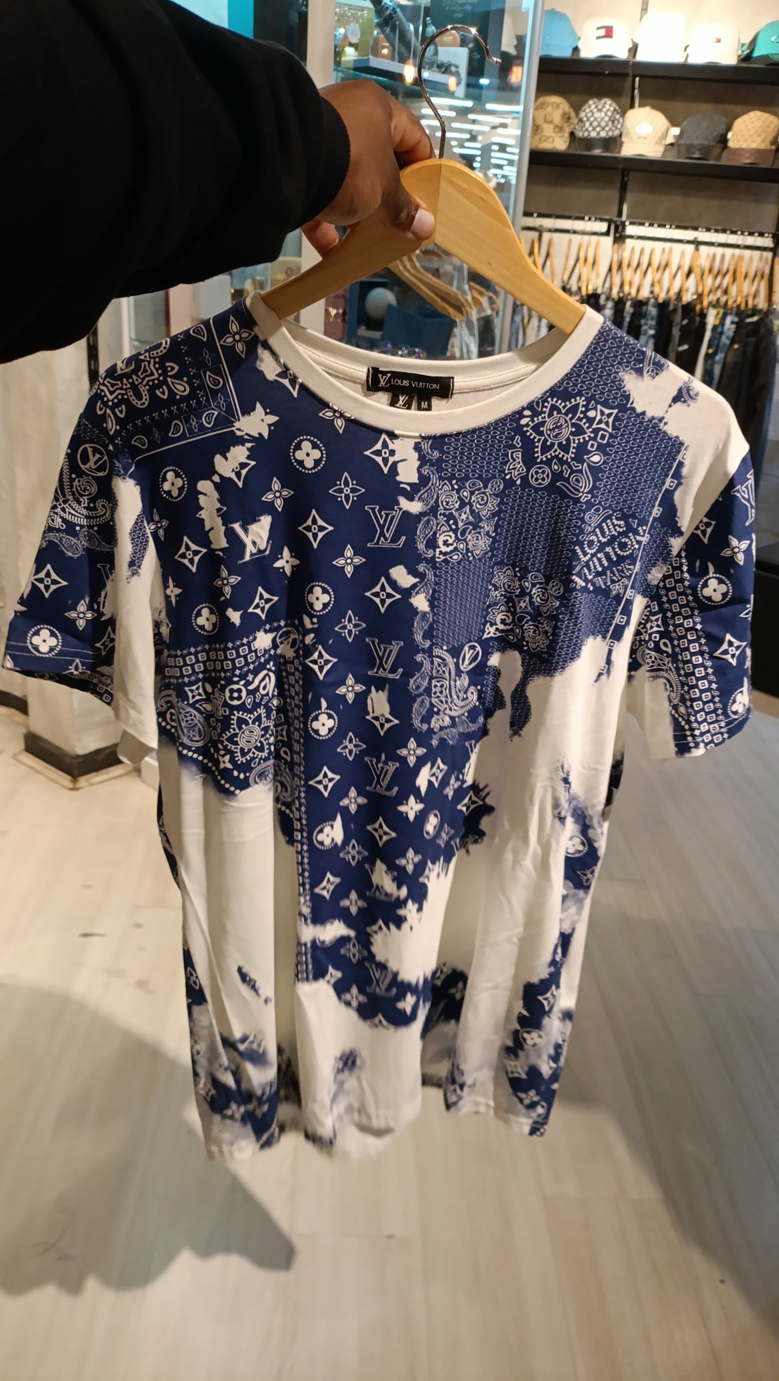 CAMISETA GRIFE ESTAMPADA