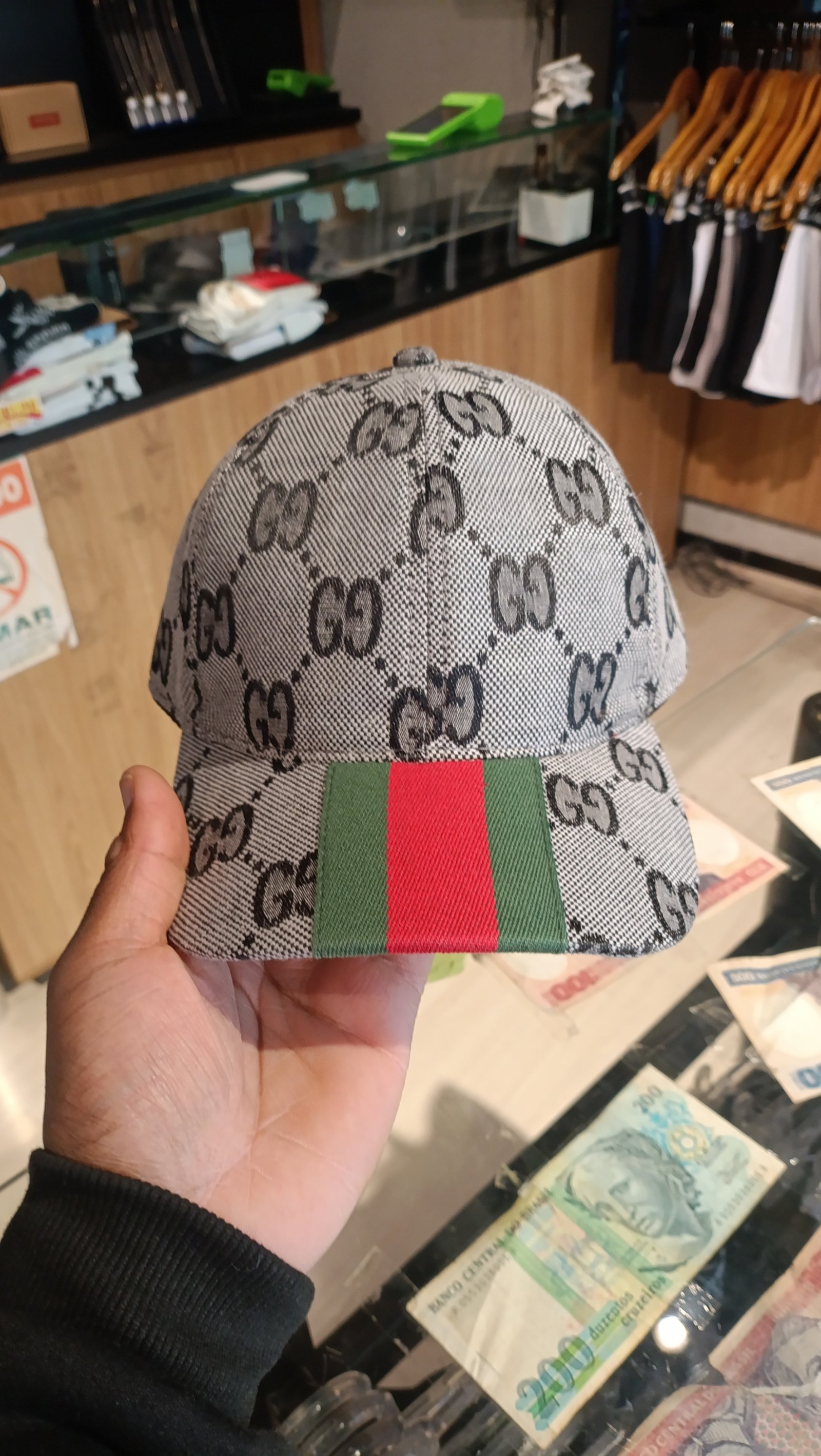 BONE LV e GUCCI