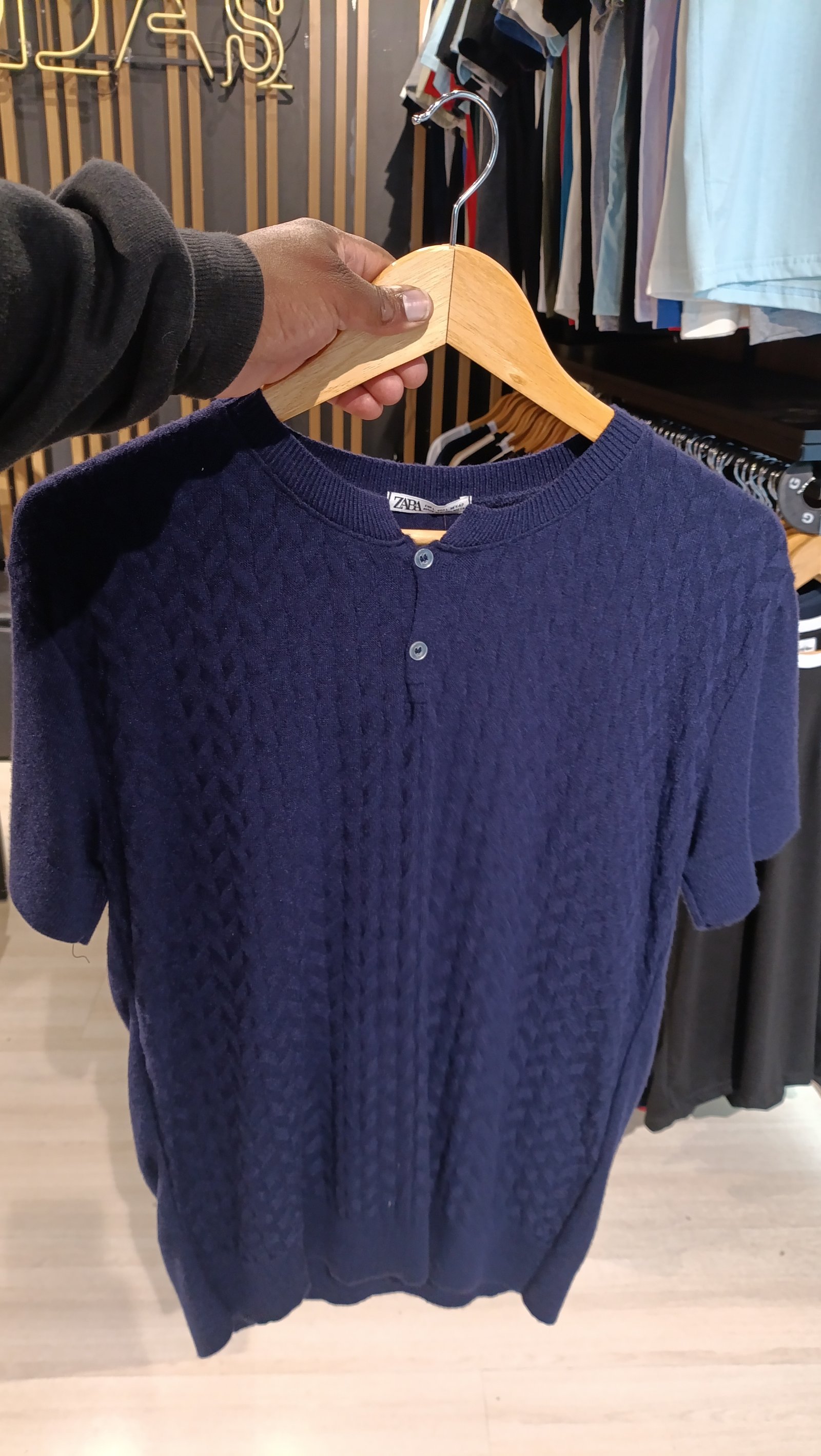 CAMISETA PADRÃO ZARA / botão