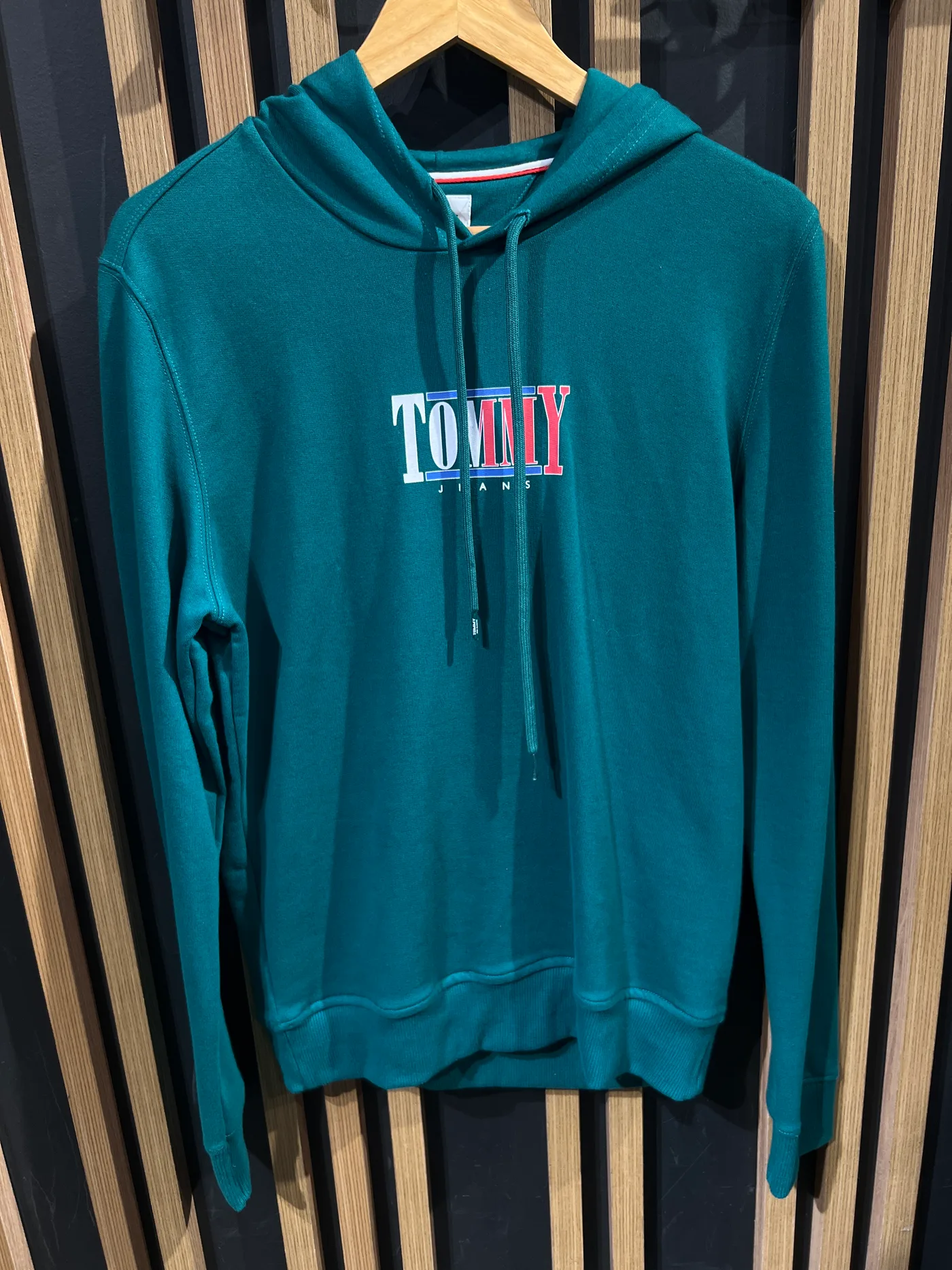 TJM ESSENTIAL GRAPHIC HOODIE